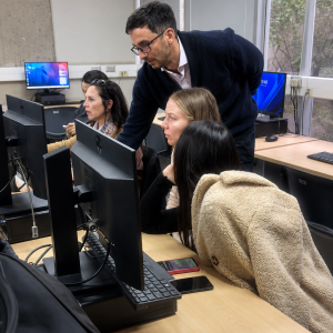 Capacitación práctica en Inteligencia Artificial con participantes trabajando en computadores