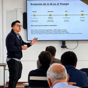 Relator desarrollando una capacitación presencial sobre Inteligencia Artificial