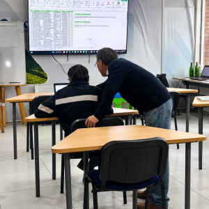 Relator acompañando a un participante durante una capacitación práctica