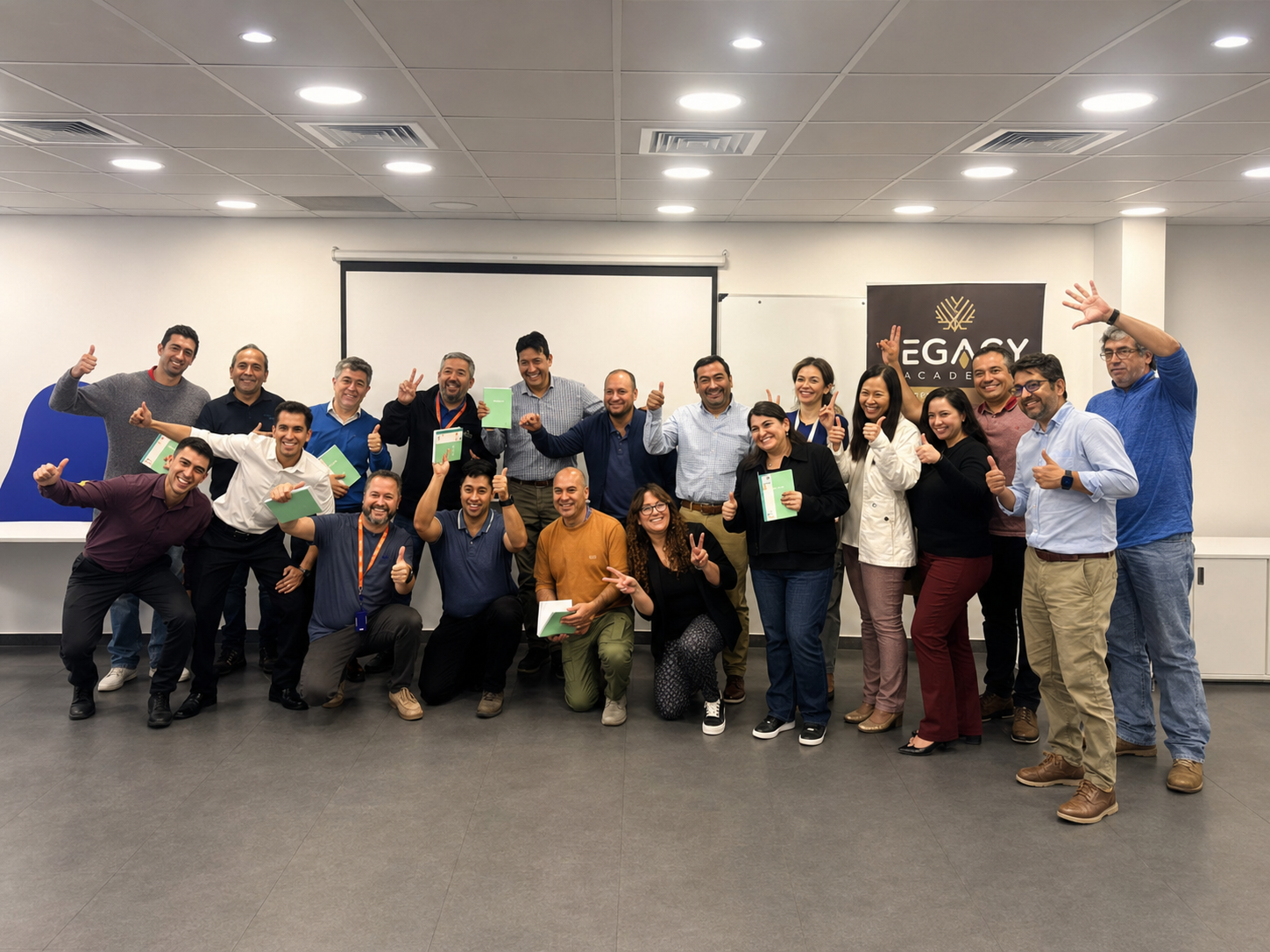 Equipo celebrando el avance alcanzado durante una capacitación de Legacy Academy